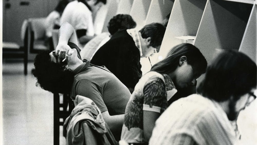 COURTESY OF THE JOHNS HOPKINS UNIVERSITY GRAPHIC AND PICTORIAL COLLECTION
Students study in Milton S. Eisenhower Library in 1976, when Zelinksy attended Hopkins.