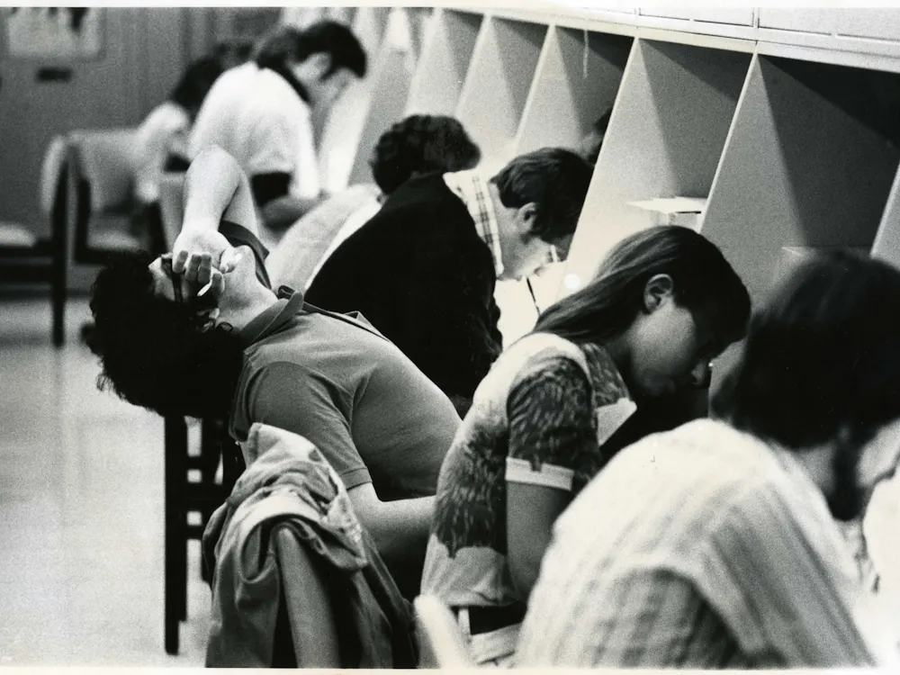 COURTESY OF THE JOHNS HOPKINS UNIVERSITY GRAPHIC AND PICTORIAL COLLECTION
Students study in Milton S. Eisenhower Library in 1976, when Zelinksy attended Hopkins.