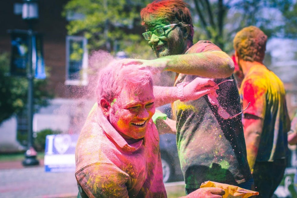 BRENNAN LEE/Johns Hopkins photography FORUM
Members of the Hopkins community gathered on the Beach to throw colors in celebration of the arrival of spring.