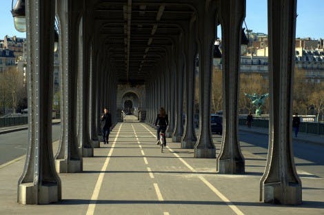  BRUXELLES5 / CC-BY-SA-3.0 The Pont de Bir-Hakeim in Paris is the site of many scenes. 
