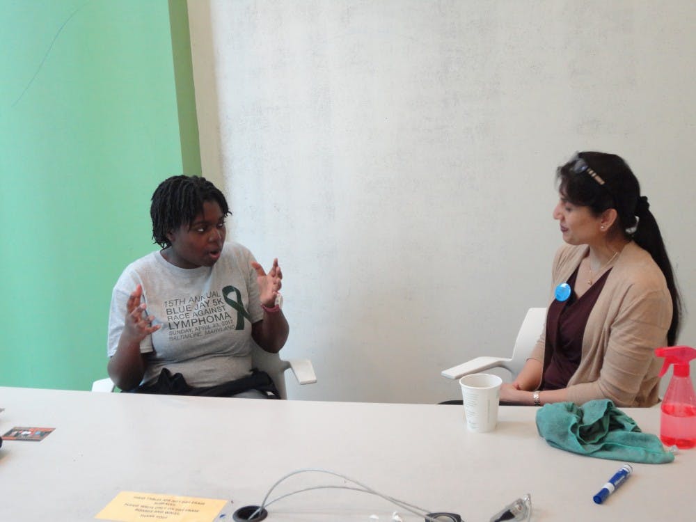 SAMANTHA SETO/PHOTOGRAPHY STAFF
A human “book” shares her personal experiences with a student.