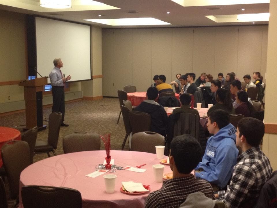 COURTESY OF SAMHITA ILANGO
Hopkins’ AIDS Alliance educates their peers in Charles Commons.