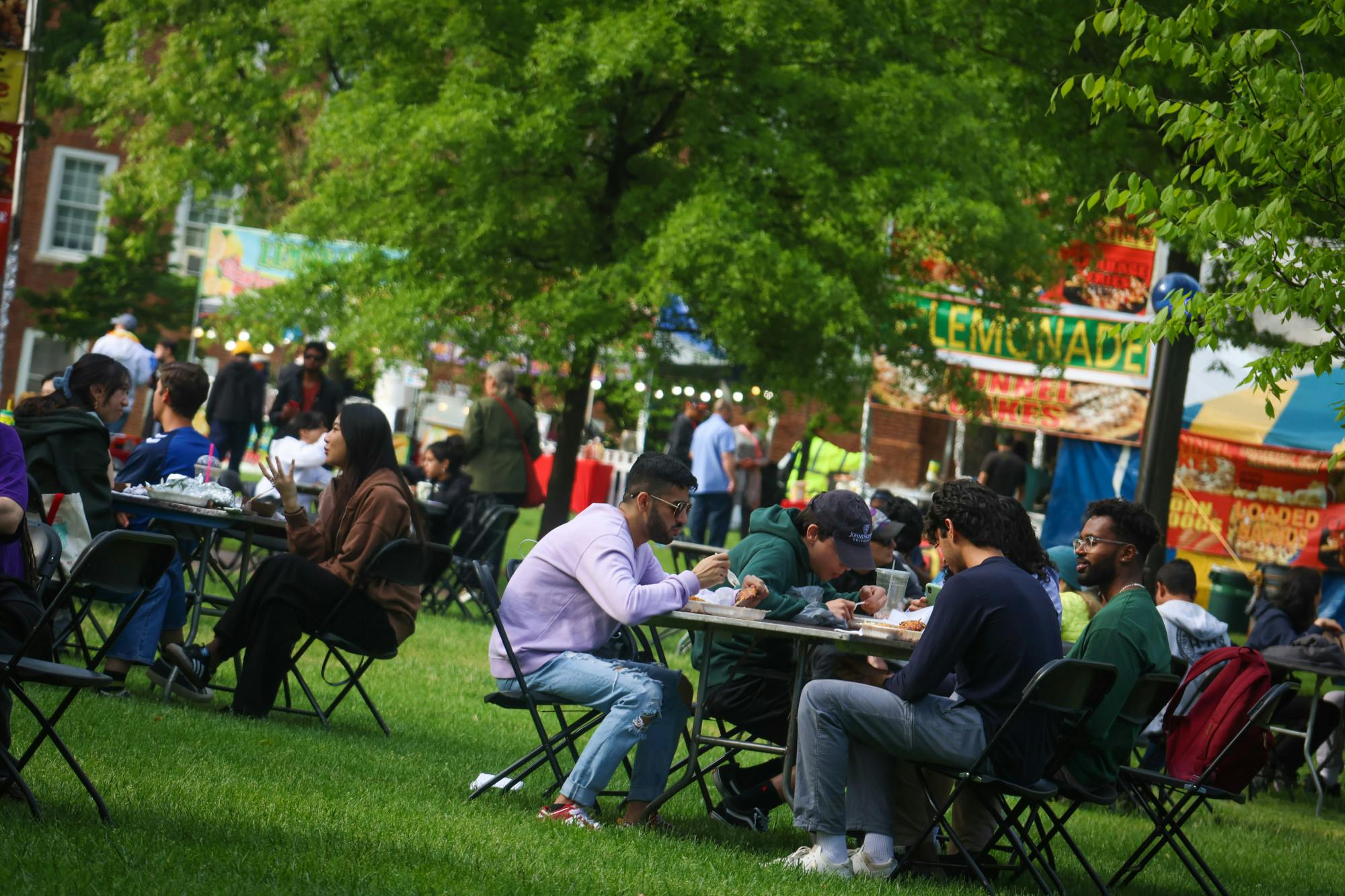 STEVEN SIMPSON / PHOTO EDITOR
Students savored local food in outdoor seatings.