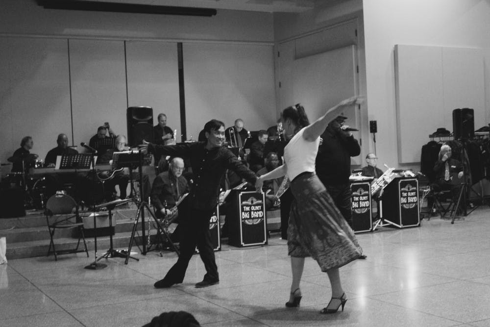 IVANA SU/PHOTOGRAPHY EDITOR
Members of the Ballroom Dance Club and RAB taught attendees how to swing dance.