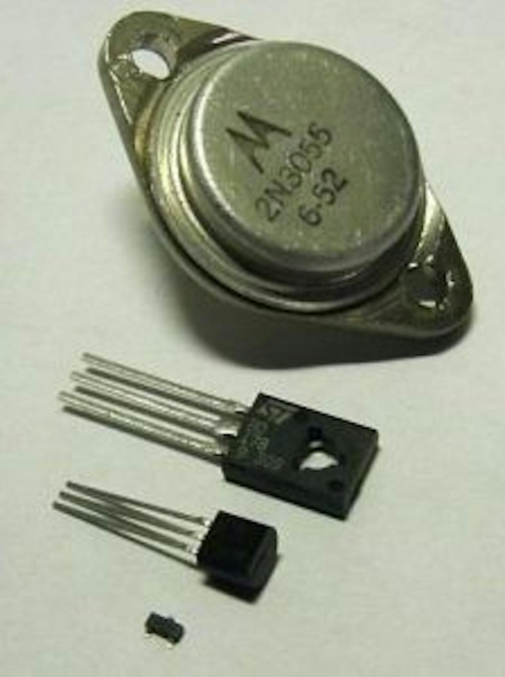  Transisto/CC BY-SA 3.0
Transistors come in different sizes.