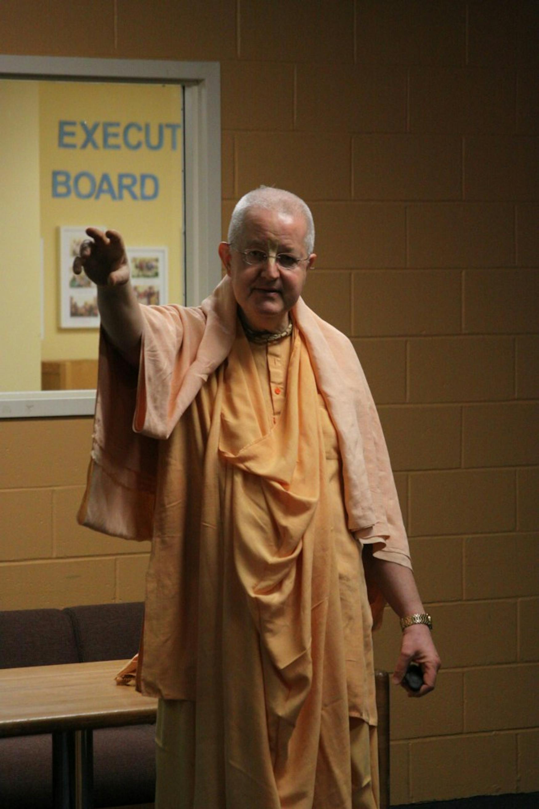 Guru Romapada Swami led an event focused on meditation, stress control and spirituality last Tuesday.