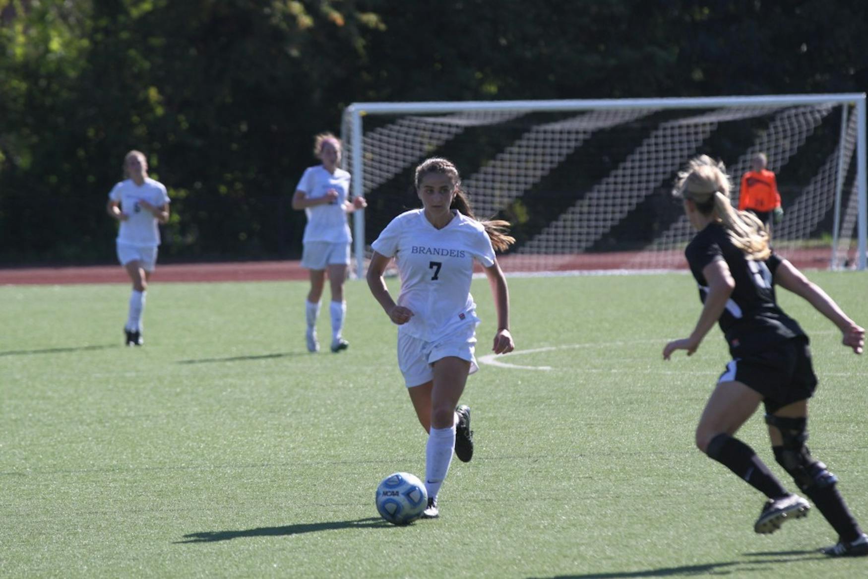 MIDFIELD MAESTRO: Forward Holly Szafran ’16 takes possesion during the squad’s 1-0 victory over Bowdoin College on Sept. 27.