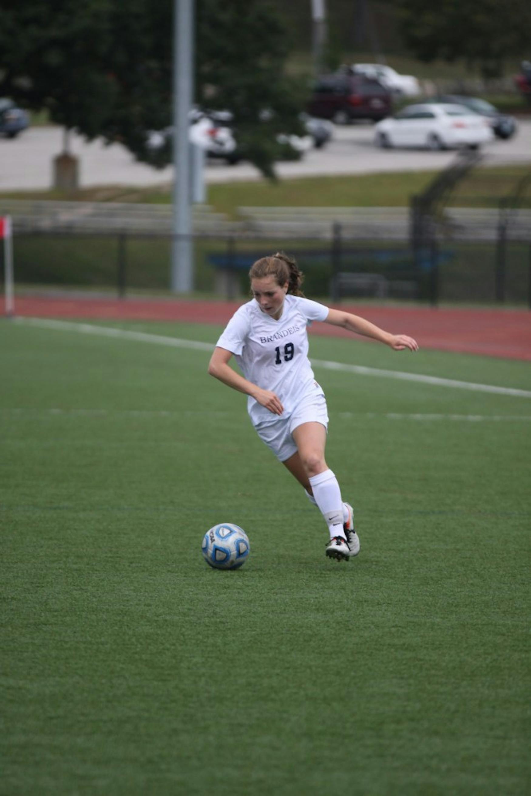 ON THE BALL: Forward Samantha Schwartz ’18 dribbles the ball in the attacking third during the Judges’ home win on Saturday.