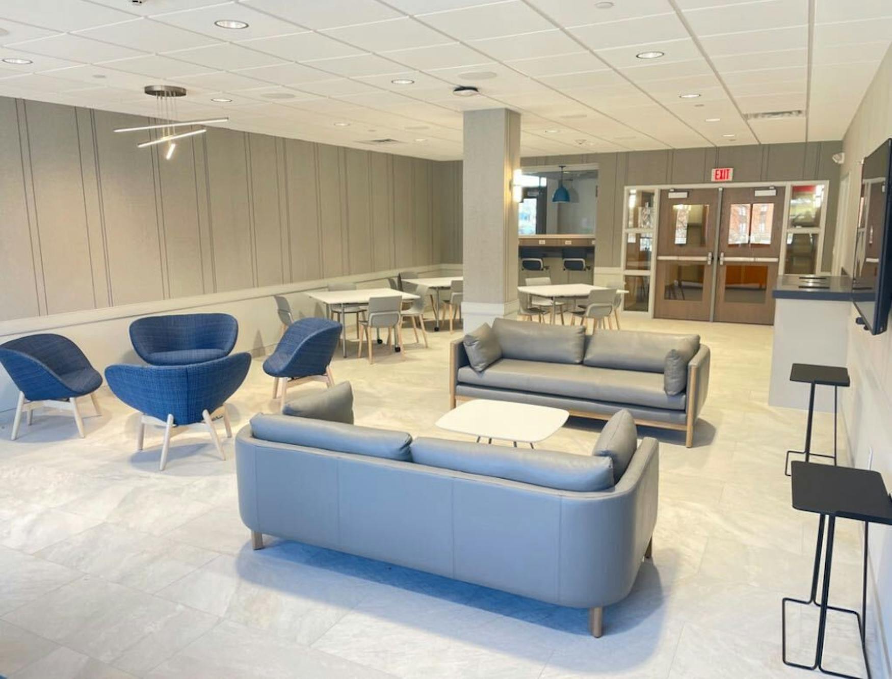 Before-and-after photos show the renovation of the Feldberg student lounge.