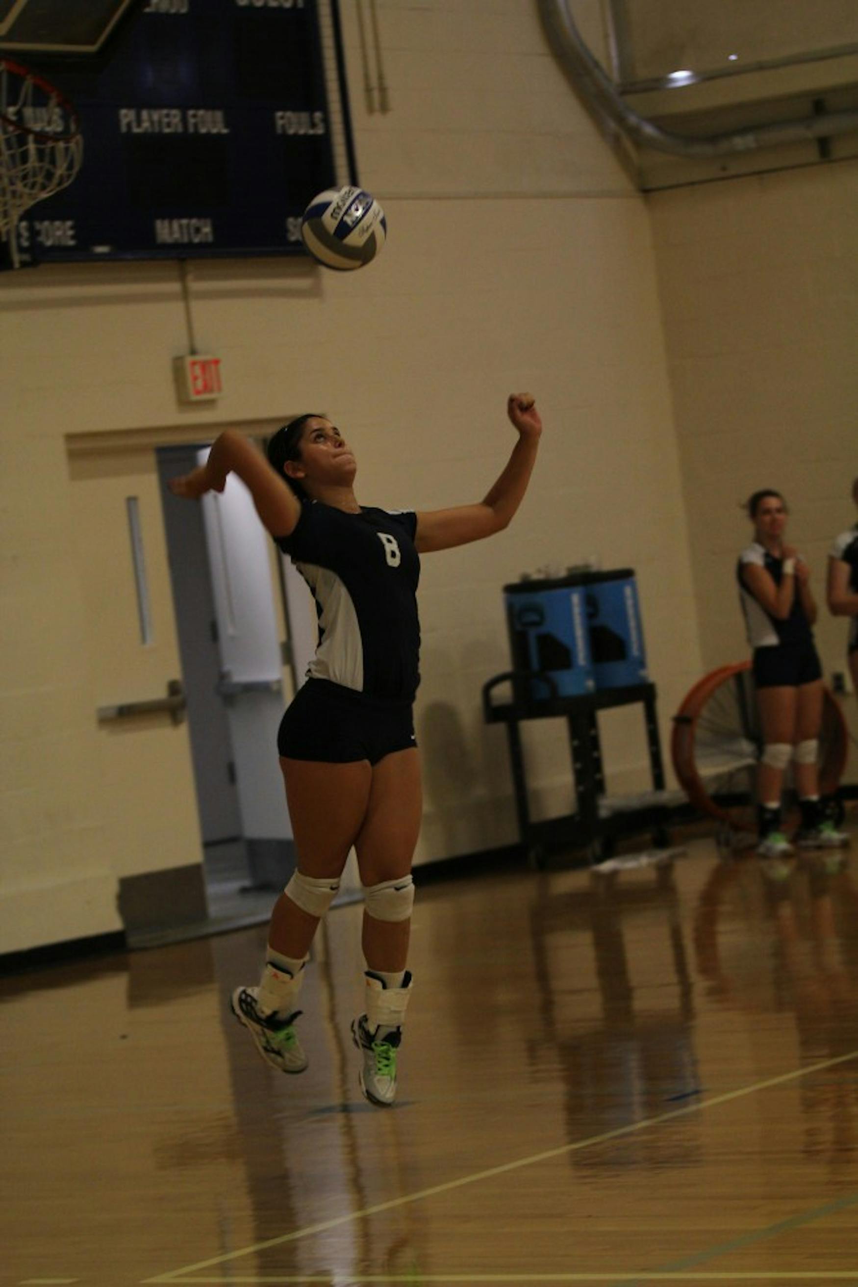 DIGGING IN: Setter Leah Pearlman ’19 serves against Southern Maine University on Sep. 5 during the Brandeis Invitational.