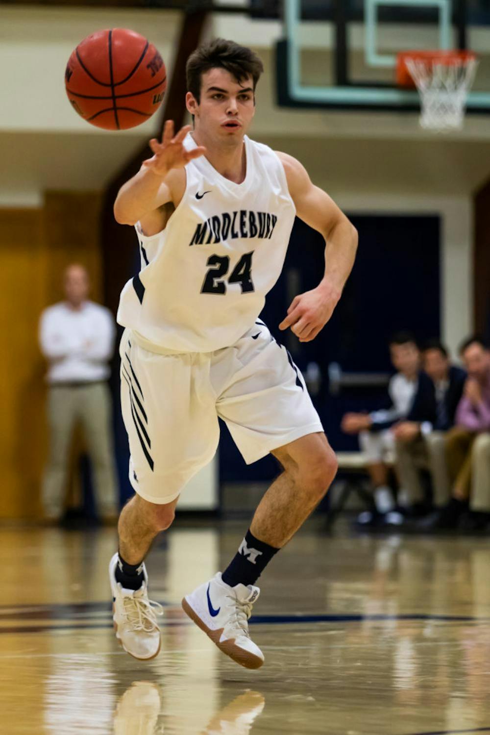 <span class="photocreditinline">MICHAEL BORENSTEIN/THE MIDDLEBURY CAMPUS</span><br />Jack Farrell ’21 passess the ball to a fellow Panther.