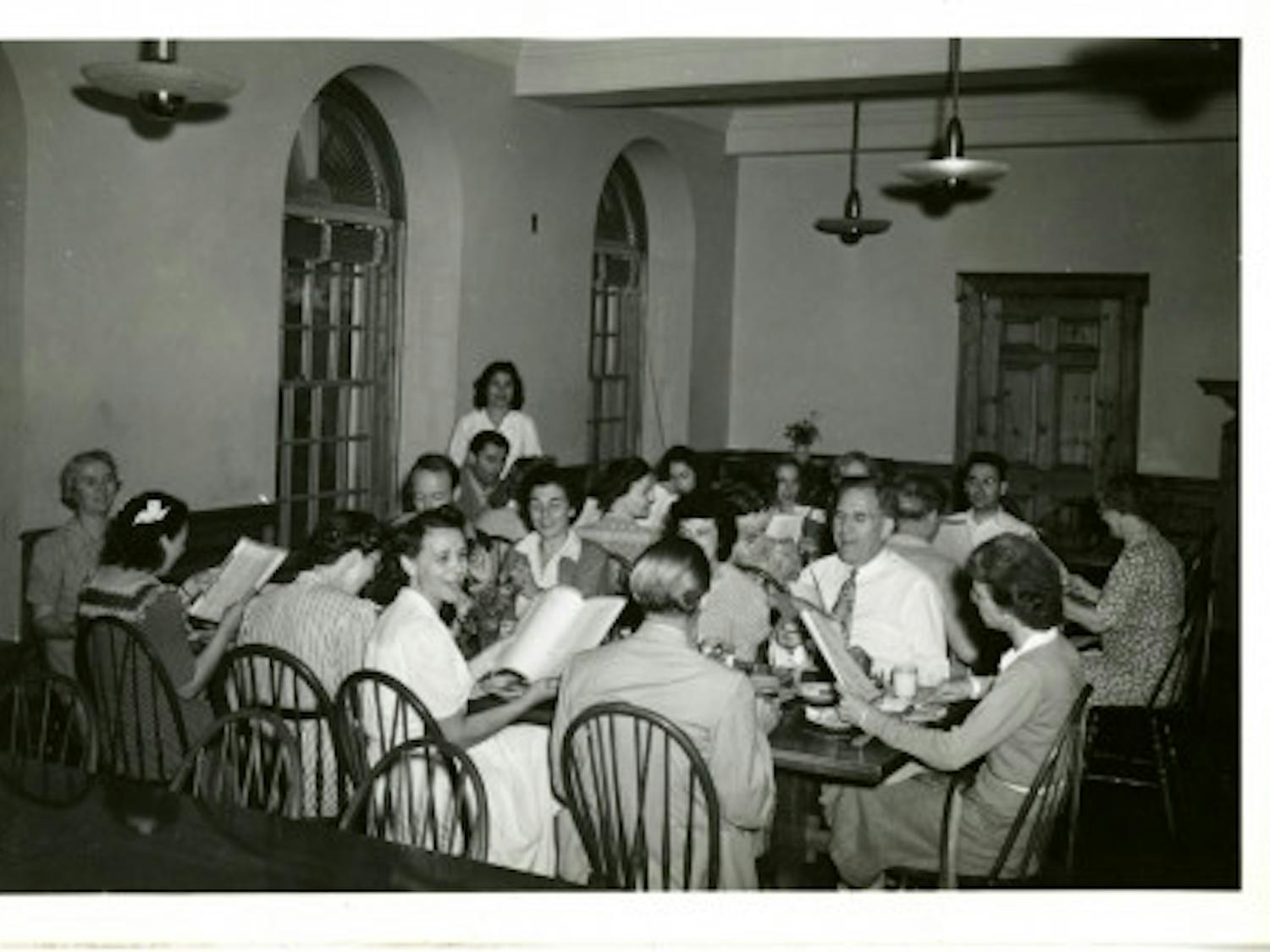 language-schools-spanish-singing-post-dinner