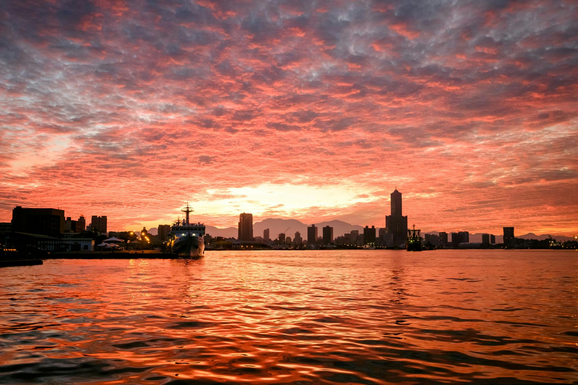 Kaohsiung_harbor_sunrise_skyline.jpg