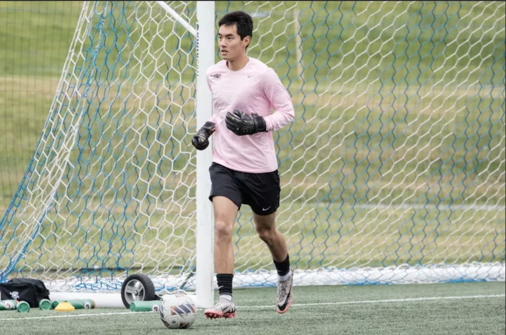 Tiger Xie ‘26.5 dribbles with a ball during practice.