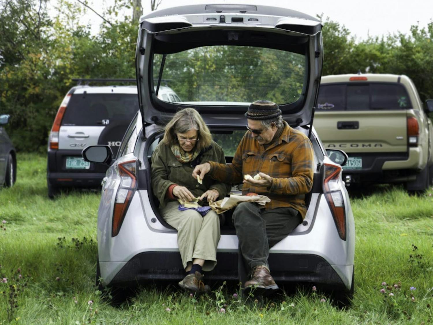 3.e.-Couple-Eating-Picnic