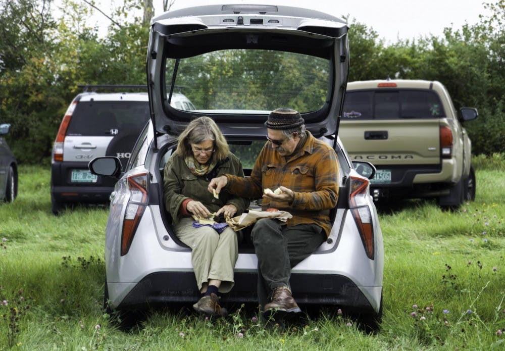 3.e.-Couple-Eating-Picnic