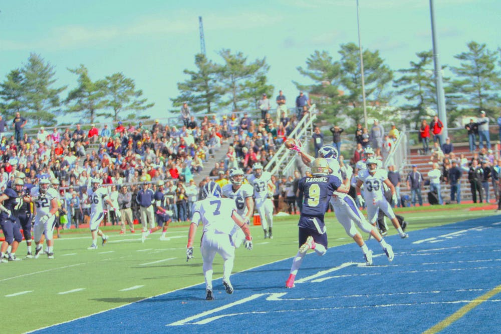 DpierceMiddINTjumpsragonesrouteforgoallinestandandreturnstheball71yds-copy