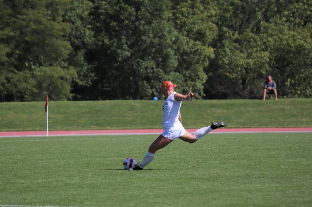Elise Morris ’22.5 strikes a long ball upfield in Middlebury’s win over Hamilton.