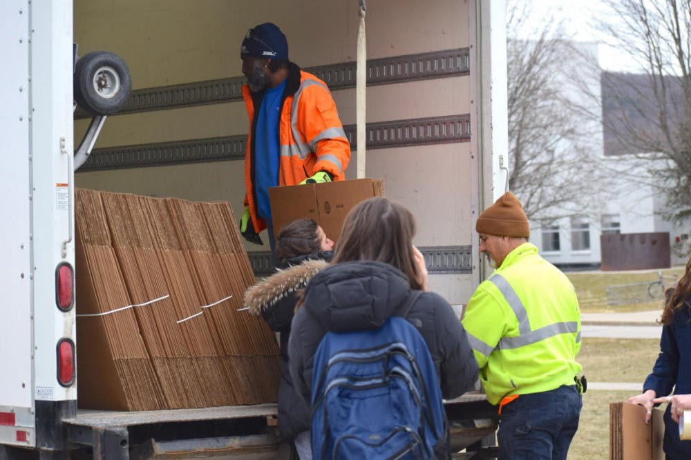 <span class="photocreditinline">BENJY RENTON/THE MIDDLEBURY CAMPUS</span><br />College employees were all-hands-on-deck as students were asked to move out mid-semester due to Covid-19.