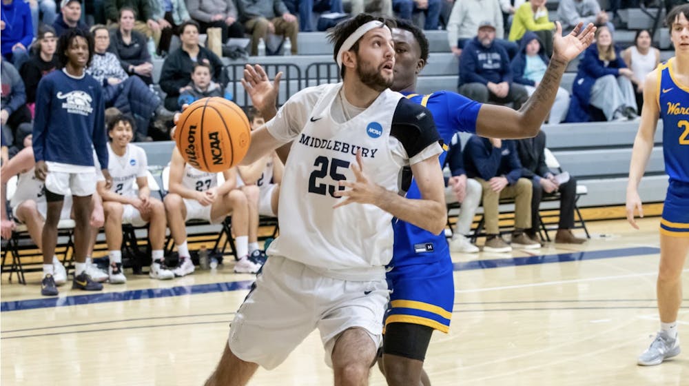 Thomas Zodda ’22.5 drives to the basket in Middlebury’s 76–51 win over Worcester State.