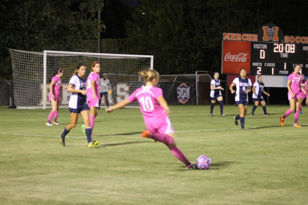 Sterre Harsveld Van Der Veen crosses the ball into the box. Photo by Ethan Thompson.