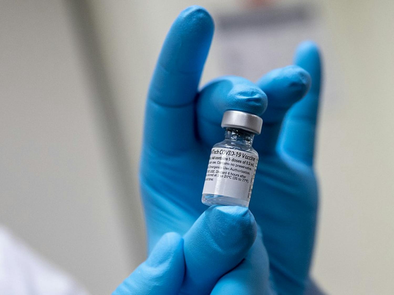 1200px-Pfizer-BioNTech_COVID-19_vaccine_2020_C