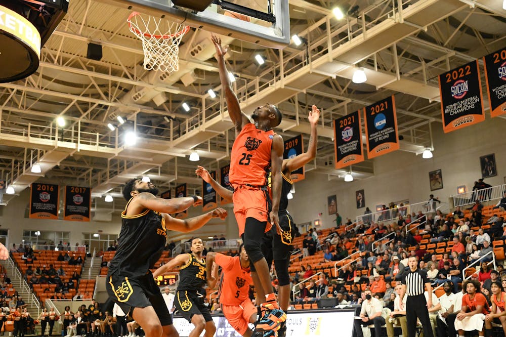 Shawn Walker Jr. (#25) goes for a layup in the game against Kennesaw State University. Walker had 16 points and two rebounds in the game, but the Bears fell 66-63. 
