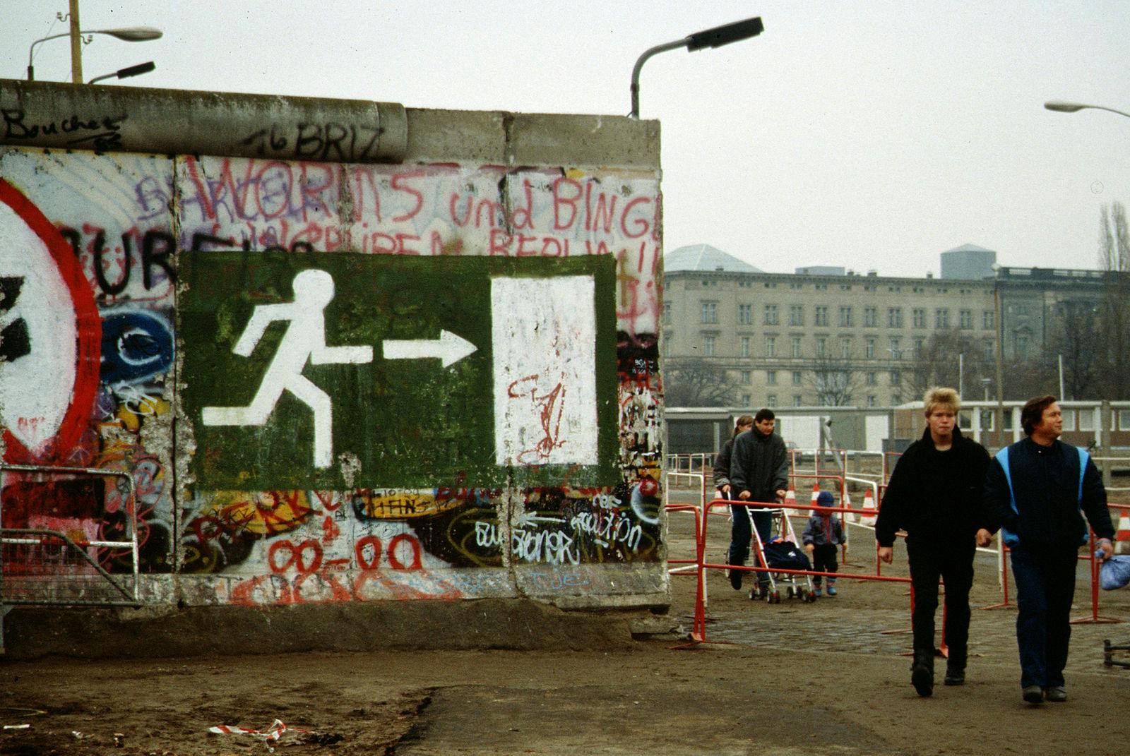 Fall_of_the_Berlin_Wall_1989,_people_walking.jpg