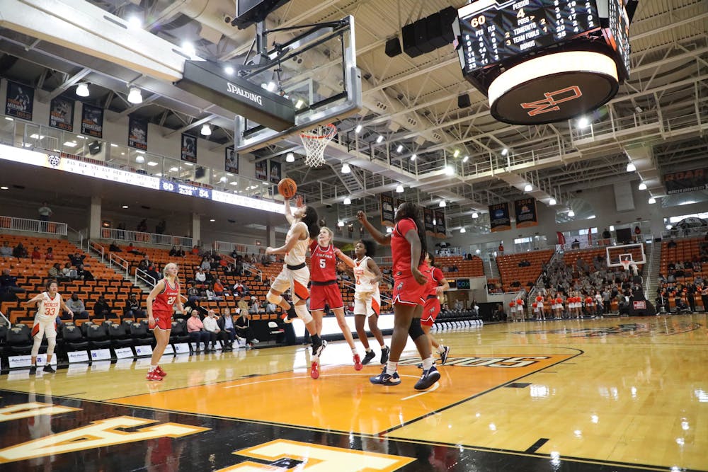 Enjulina Gonzalez ’26 drives in the fourth quarter to cement the Bears’ lead over the Samford Bulldogs on Jan. 21. Mercer handed Samford their first conference loss, defeating them 70-63. 