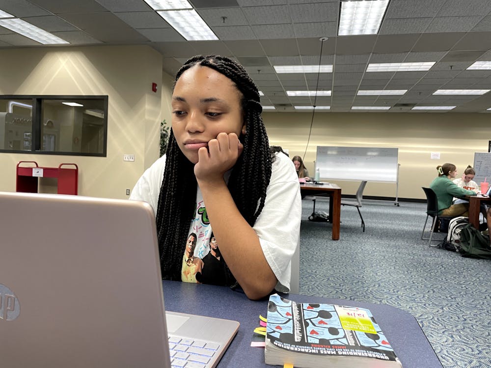 <p>Keianna Owens studies in the library. </p>