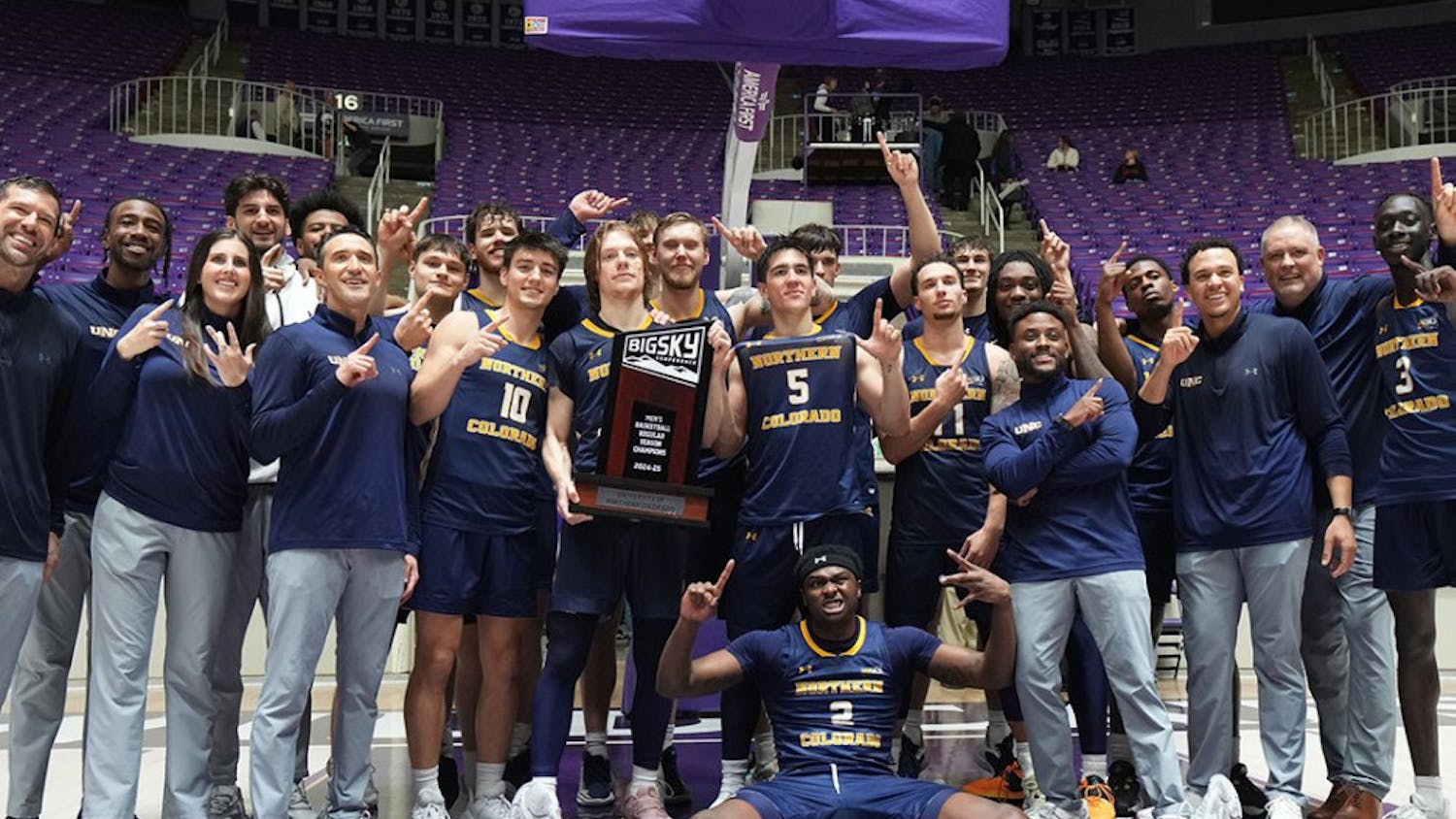 moeconlan_116489_12183995_Bears-MBB