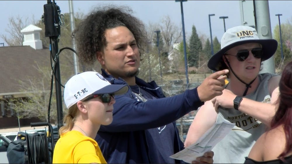 moeconlan_116489_12360265_Gonzalez-giving-instructions