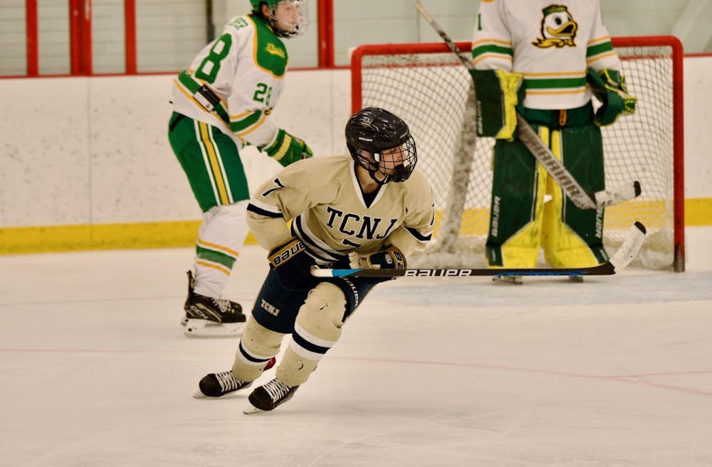 Club ice hockey fell to Temple in their season opener. (Photo courtesy of Eric Houwen)