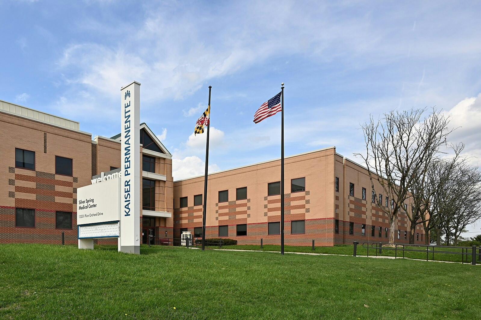 Tens of thousands of healthcare employees of Kaiser Permanente walked out their jobs onto the streets in multiple states for a strike that began on Oct. 4 (Photo courtesy of Wikimedia Commons/“Kaiser Permanente Silver Spring Medical Center Calverton MD 2023-04-05 15-43-11” by G. Edward Johnson. April 5, 2023). 