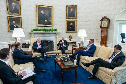 Former President  Joe Biden holds a bipartisan meeting on artificial intelligence with Senators Chuck Schumer, Martin Heinrich, Mike Rounds and Todd Young. (Photo courtesy of Wikimedia Commons)