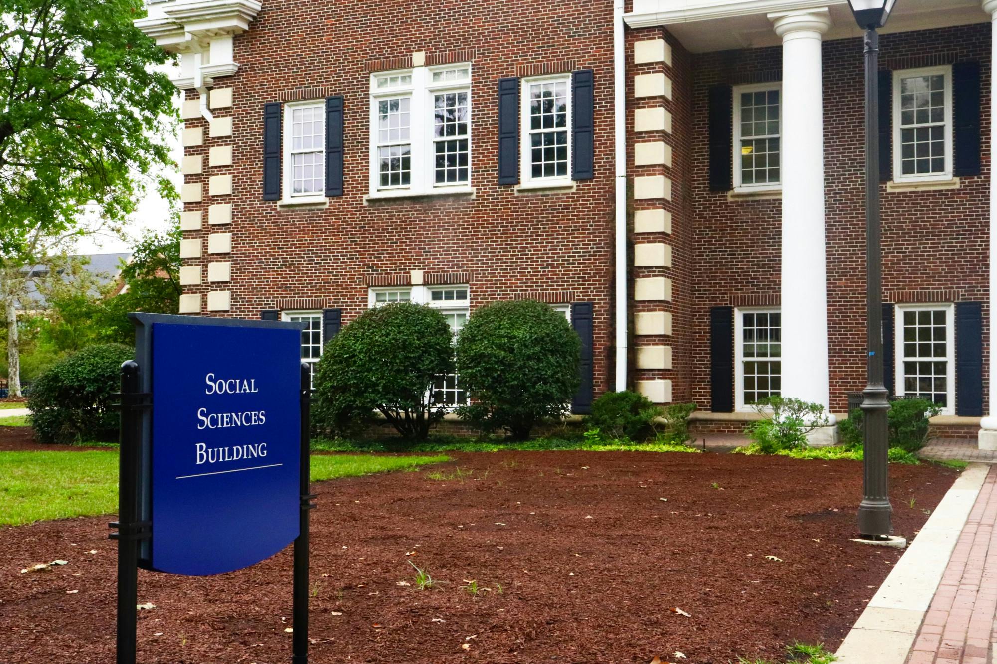 Humanities and Social Sciences (HSS) students meet up with peer mentors in their HSS 99 classes (Photo courtesy of Brooke Zevon / Staff Photographer).