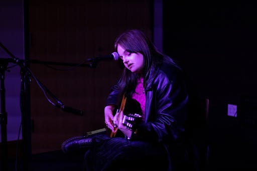 Shelly Bennett performing at CUB ALT’s Coffeehouse (Photo by Shane Gillespie / Staff Photographer)