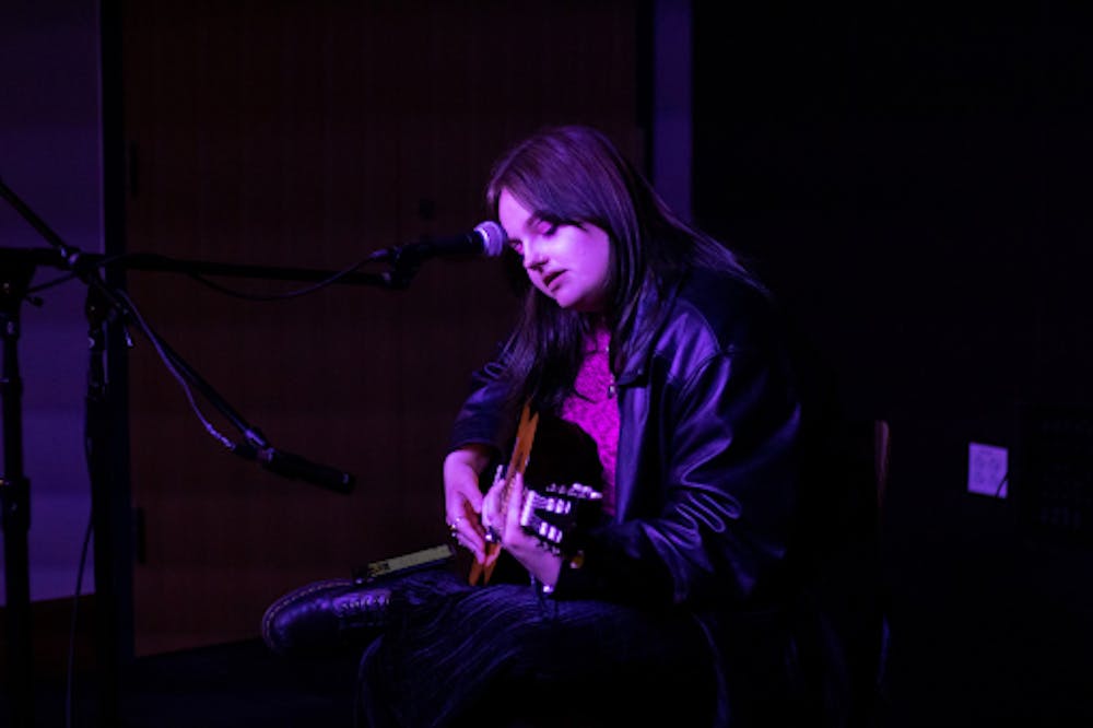 <p>Shelly Bennett performing at CUB ALT’s Coffeehouse (Photo by Shane Gillespie / Staff Photographer)<br/><br/></p>