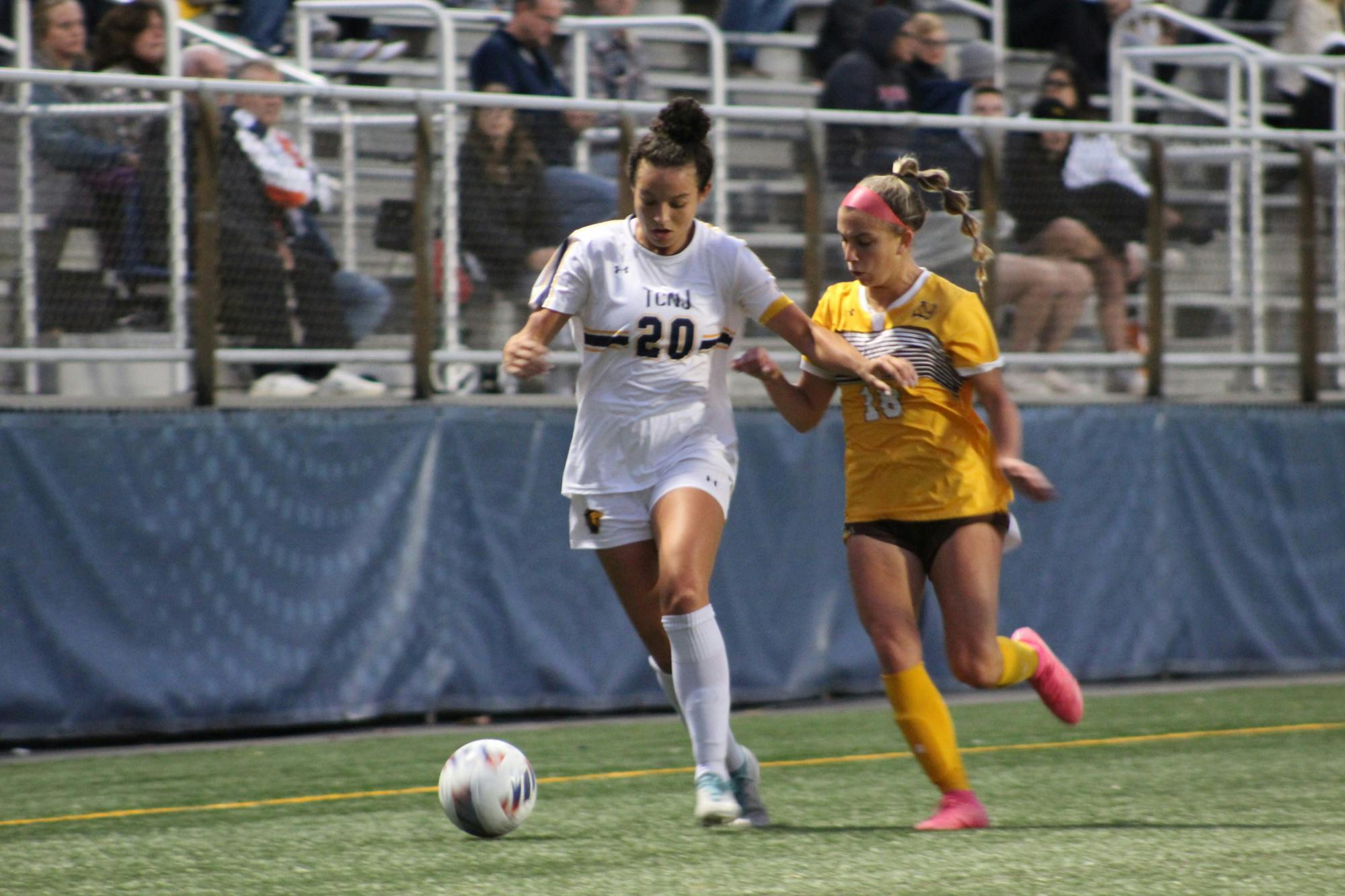 Fifth year forward Emma Pascarella with the ball (Photo courtesy of Elizabeth Gladstone / Multimedia Coordinator).