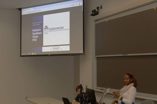 Tacquice Wiggan Davis has an open talk with the Student Government general body to brainstorm Inclusive Excellence events that will work towards building a stronger campus (Photo courtesy of Julia Cappello).