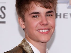 Justin Bieber returns to the stage at NHL afterparty. (Photo courtesy of Flickr / “Justin Bieber Billboard Music Awards 2011-12” by iLoveJB123 / September 23, 2011)
