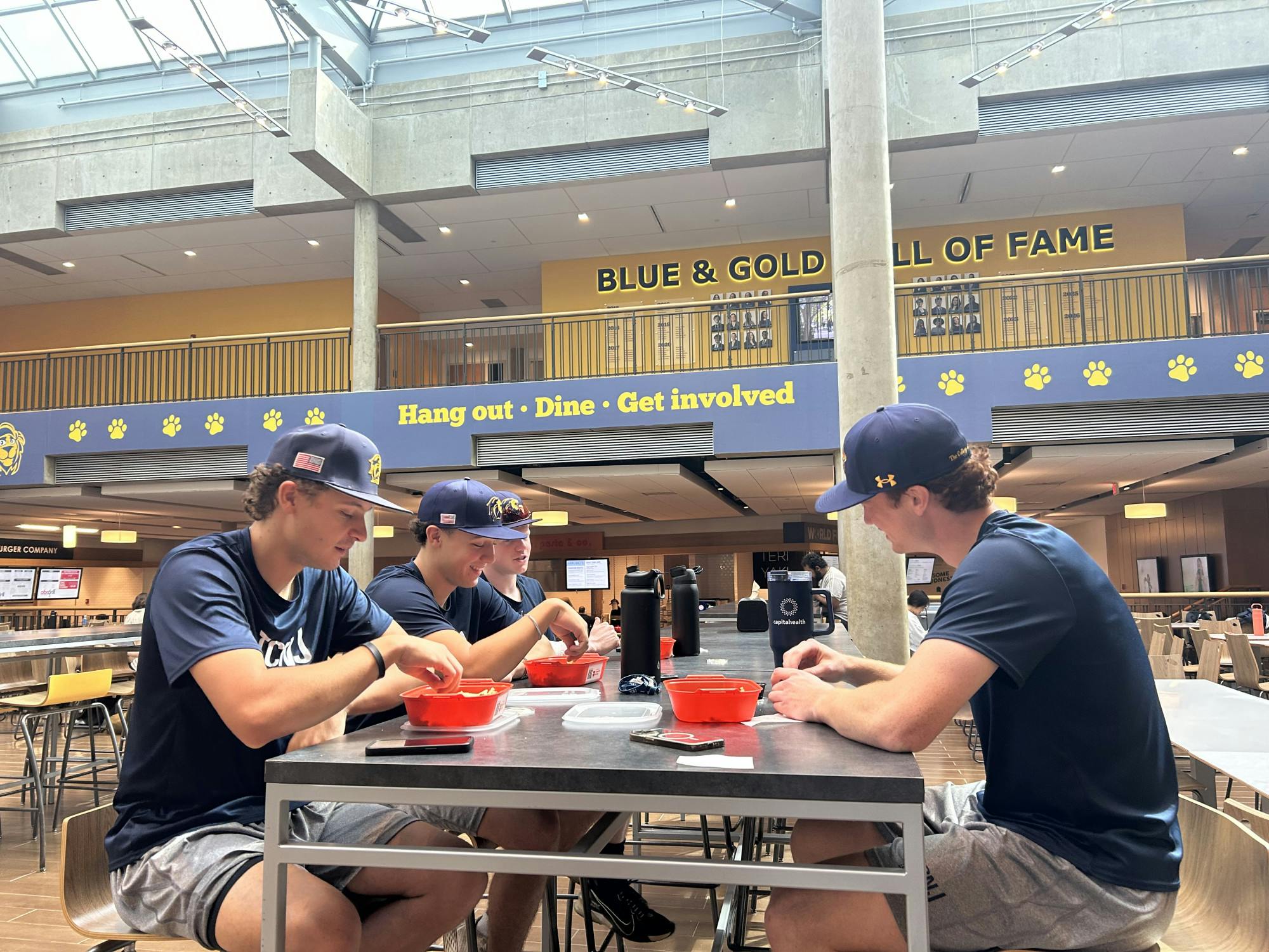 Students eat Traditions in the new to-go containers in the Brower Student Center. (Photo by Gloria Vittadello)