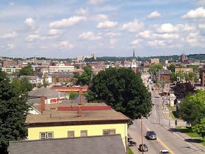 A gunman fatally shot 18 people and left 13 wounded after opening fire at two locations in Lewiston, Maine (Photo courtesy of Wikimedia Commons / “Lewiston-Auburn Court Street” by Back2reality07. July 14, 2013). 
