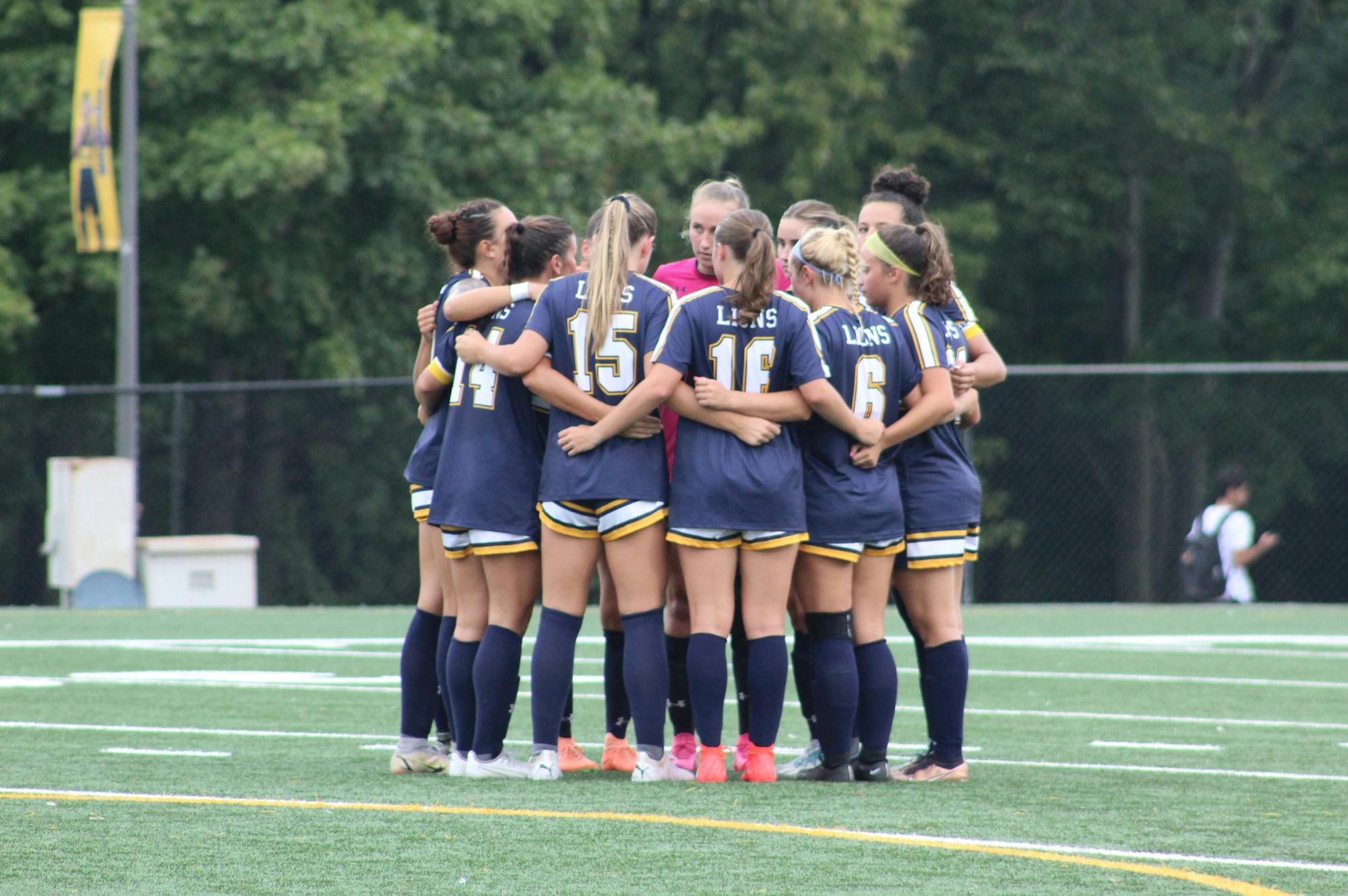 The College huddling before a game (Photo courtesy of Elizabeth Gladstone / Multimedia Coordinator).