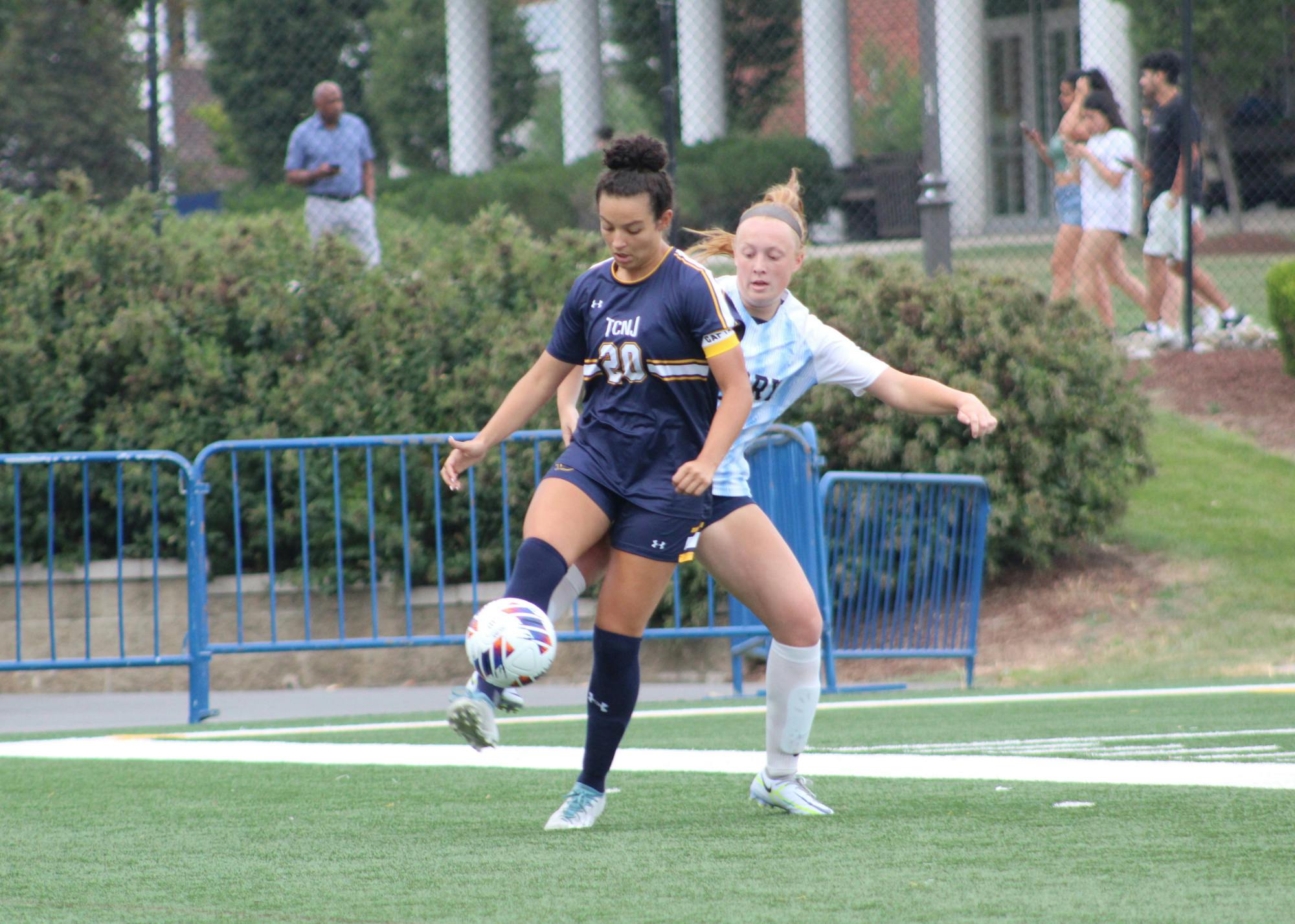 Fifth year forward Emma Pascarella fighting for the ball (Photo courtesy of Elizabeth Gladstone / Multimedia Coordinator).