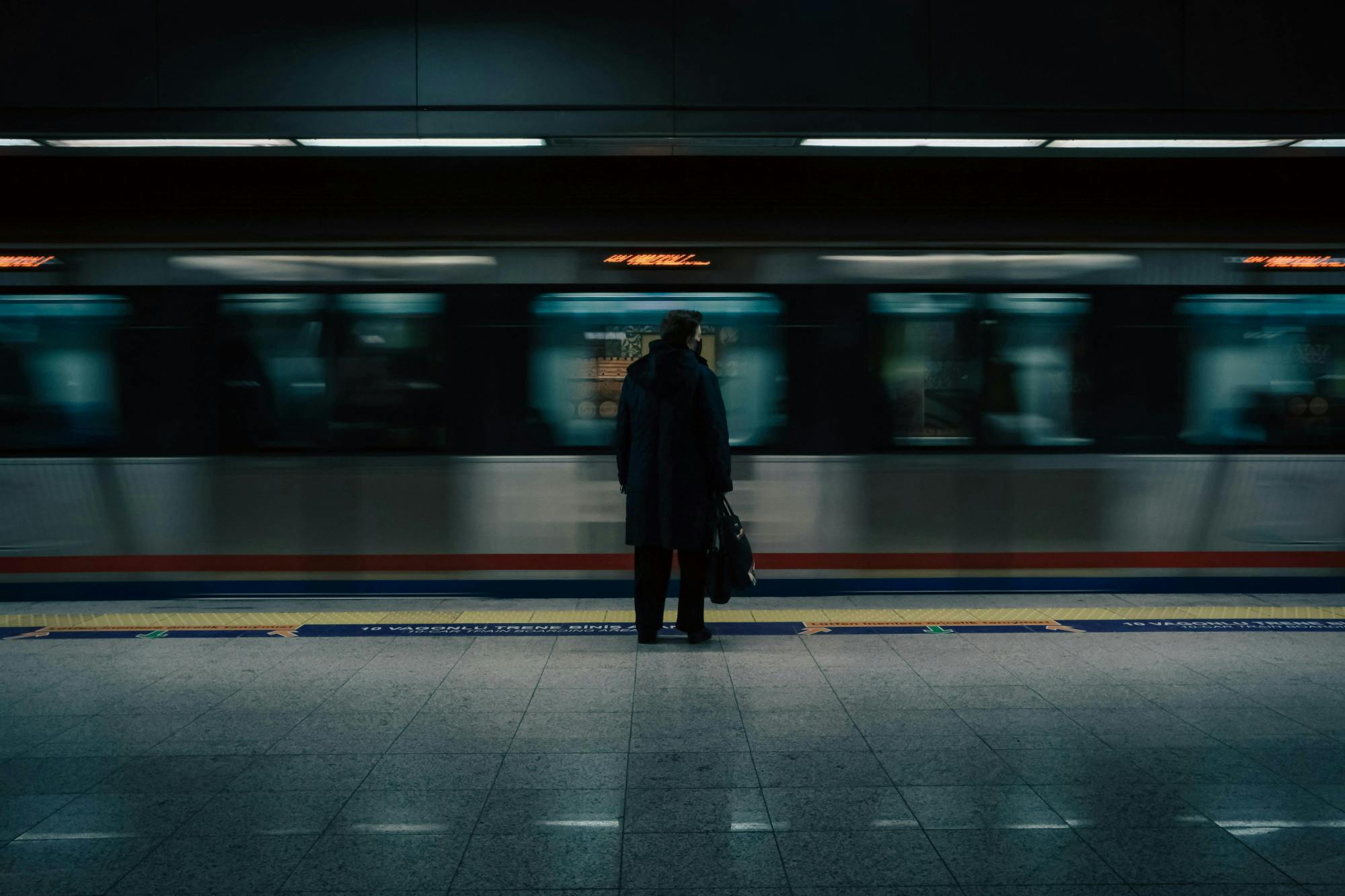 Commuter waiting in a subway station (Photo courtesy of Pexels  / Reelssman)