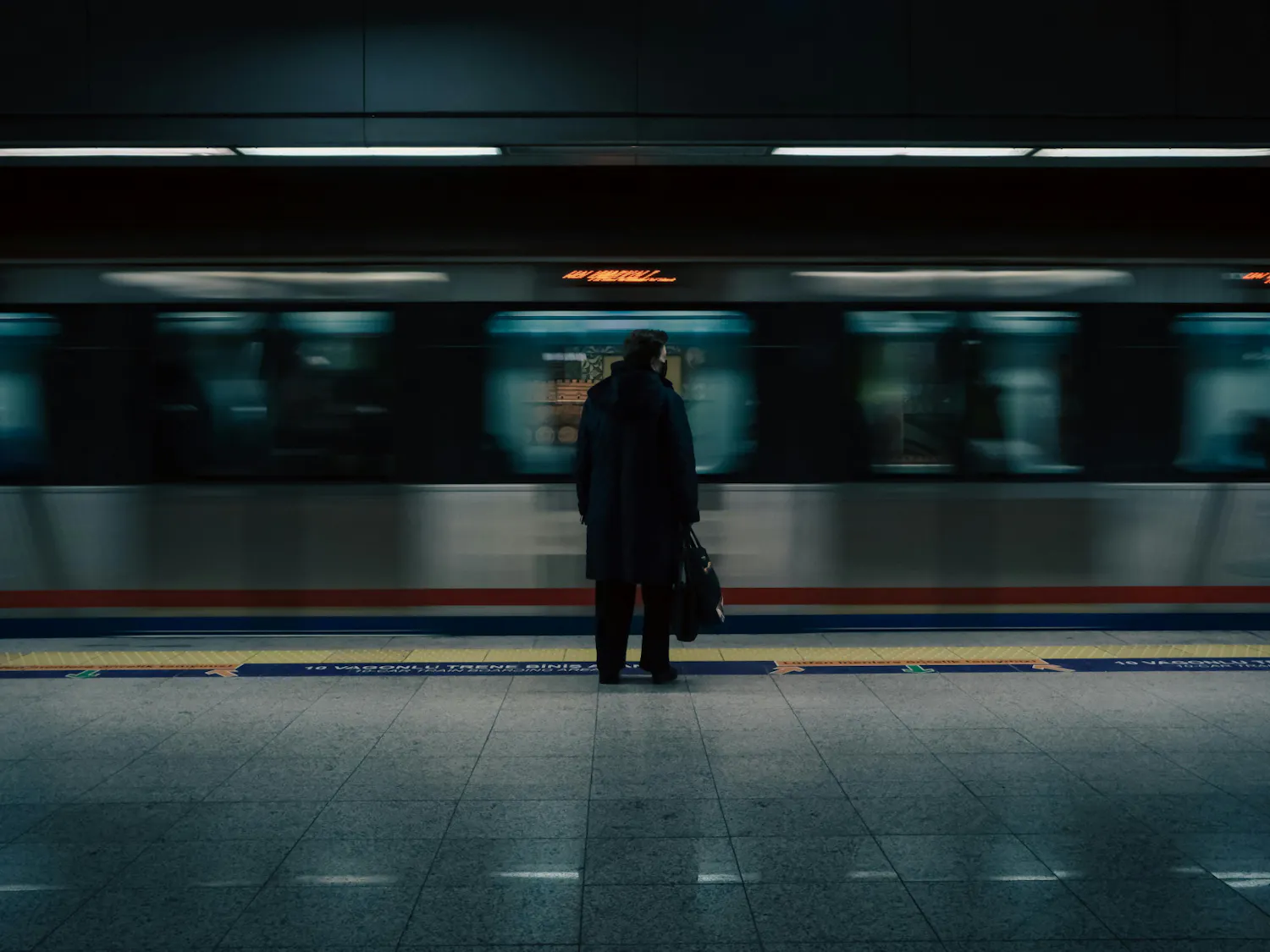 Commuter waiting in a subway station (Photo courtesy of Pexels / Reelssman)