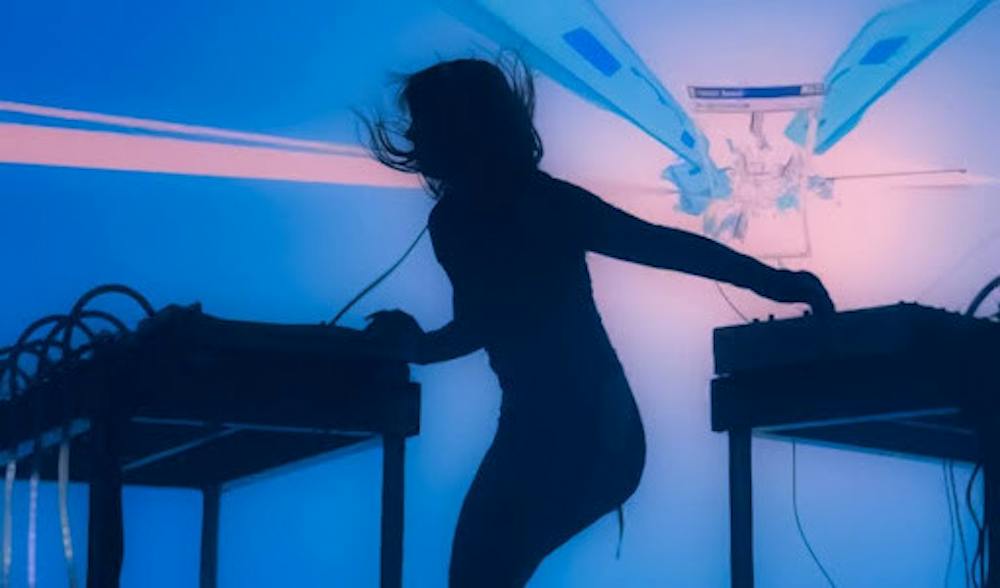 <p><em>Ninajirachi opening her set with “girl EDM” through digitalized glitchy visuals. (Photo by Shaun Bulayo / Correspondent)</em></p>