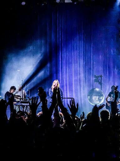 Audrey Hobert looks out to a sea of praise and applause after ending the show with “Sue me.” (Photo by Andre Paras / Managing Editor)