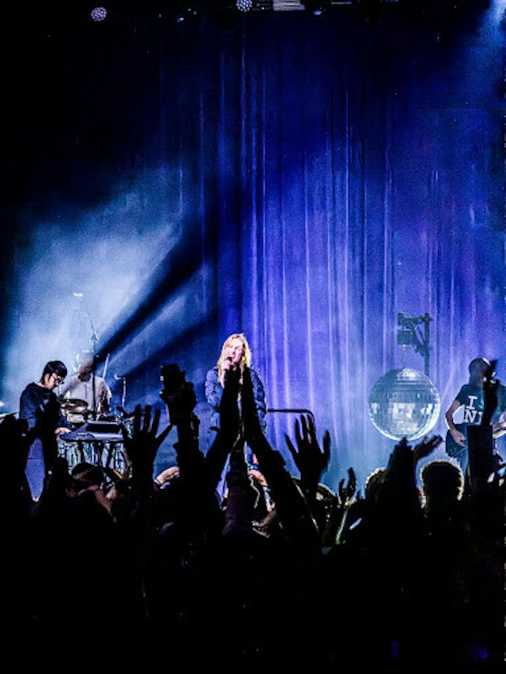 <p><em>Audrey Hobert looks out to a sea of praise and applause after ending the show with “Sue me.” (Photo by Andre Paras / Managing Editor)</em></p>
